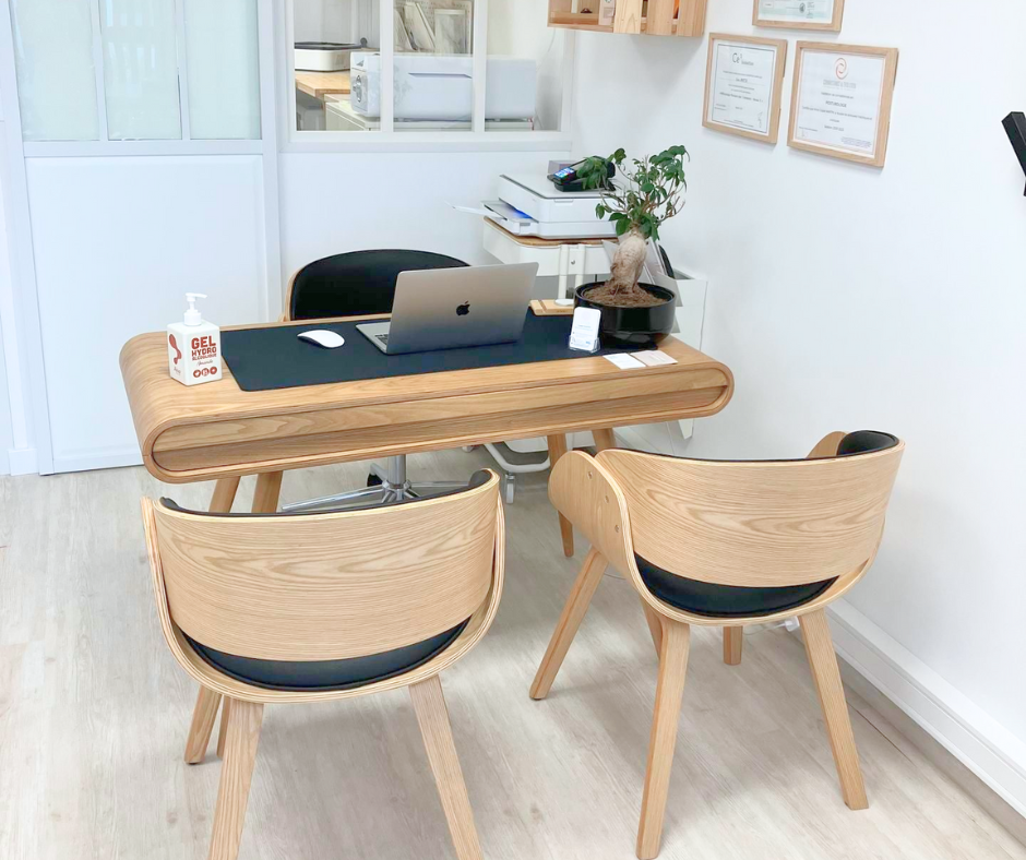 Bureau dans le cabinet de la podologue