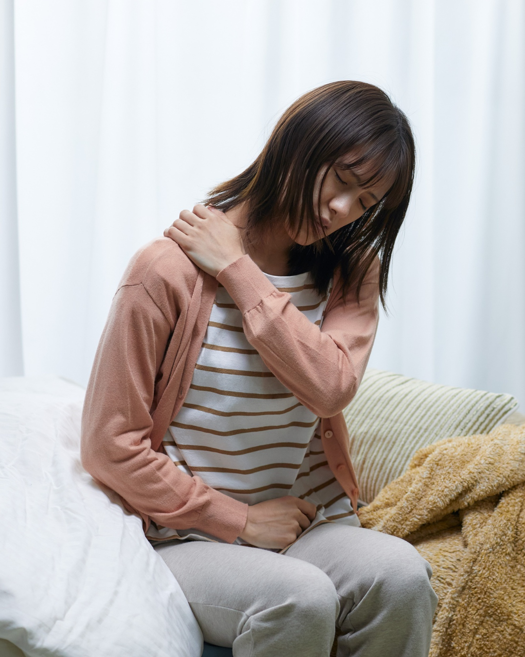 Femme ayant des douleurs chroniques due à une mauvaise posture