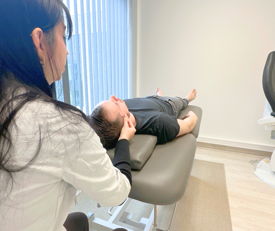 posturologue analyse la tête du patient