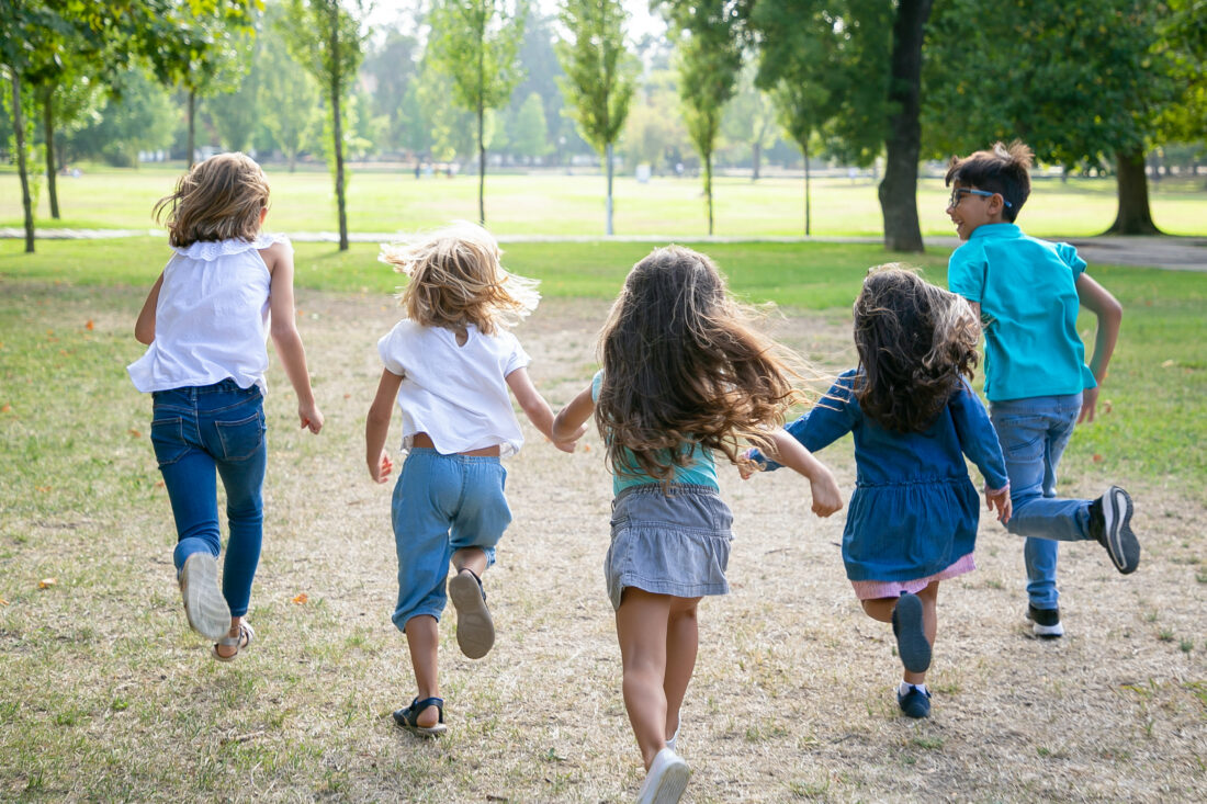 Des enfant qui cours dans un parc