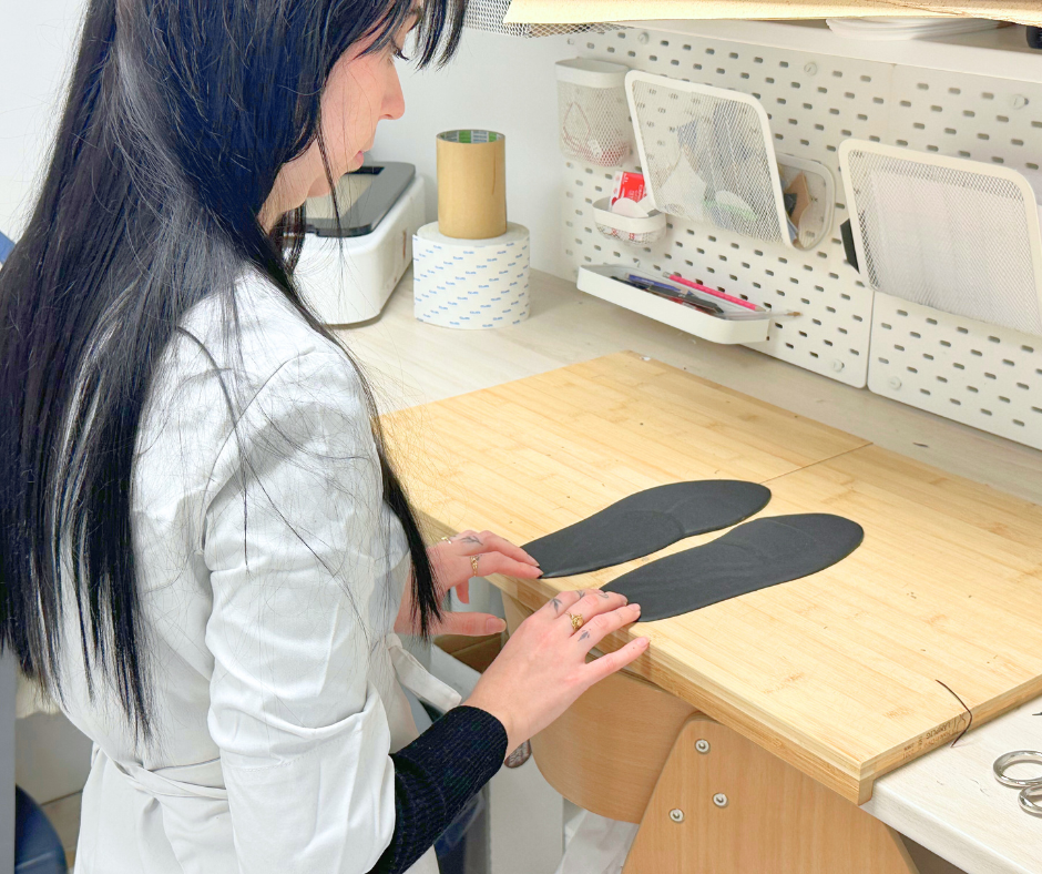 Podologue confectionne les semelles